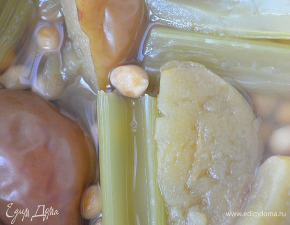 Варим до готовности. Когда нут станет совсем мягким, убираем сельдерей, сливаем часть жидкости. 