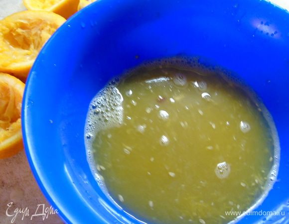 Из апельсин и лимонов выдавить сок и положить изюм.