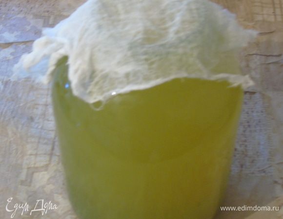 Настой процеживаем, добавляем сок с изюмом и доводим объем холодной кипяченой водой до 3-х литров. Накрываем марлей и оставляем для первичного брожения. 