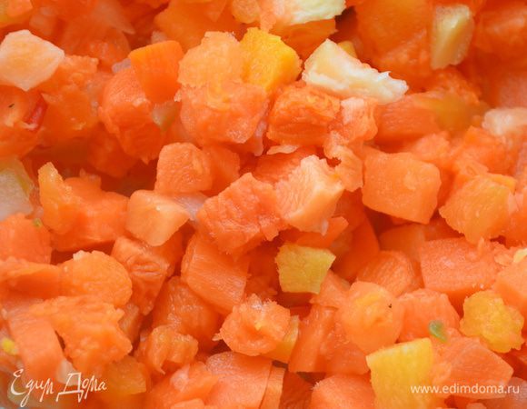 Нарежьте кубиками тыкву, морковь, помидор, картофель, цукини (кабачок) и болгарский перец.