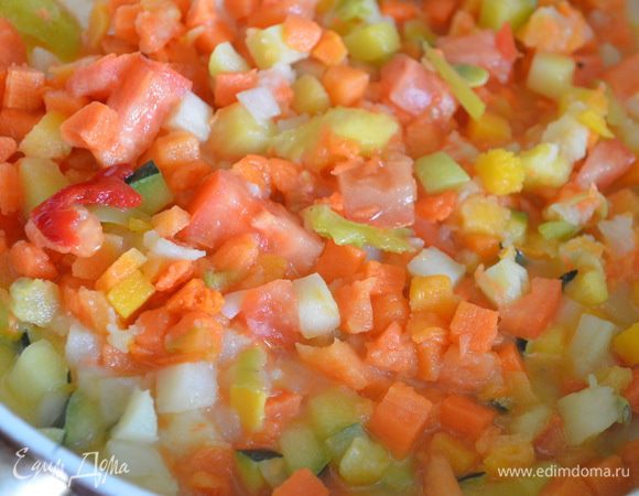 Картофель и морковь обжарьте на оливковом масле до золотистой корочки. Добавьте тыкву, томат, цукини и перец. Обжаривайте еще несколько минут и добавьте брокколи и горошек. Все хорошо перемешайте, добавьте соль, перец.