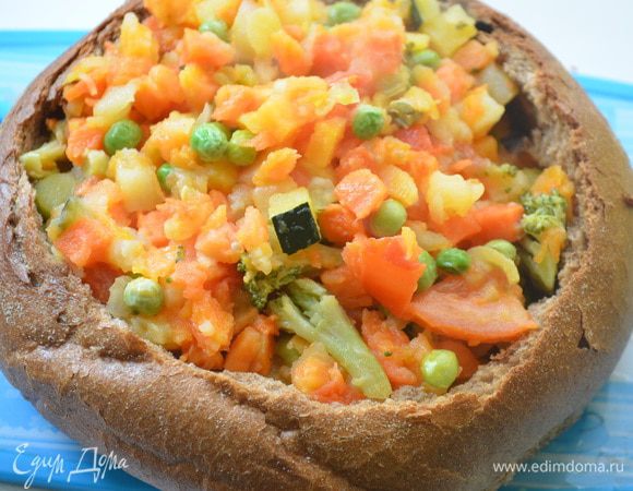 Переложите рагу в хлеб, предварительно подсушенный в разогретой духовке, сверху положите лавровый лист. 