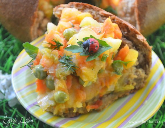 Закройте хлеб фольгой и запекайте при температуре 160°С 40-45 минут.
Готовое рагу посыпьте свежей зеленью.