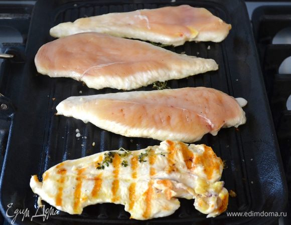 Куриную грудку нарезать продольно и, не отбивая, выложить обжариваться на сковороду! Обжаривать до готовности с двух сторон. Не пересушите.