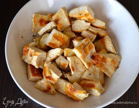 Нарезать курицу на кусочки и слегка посолить.