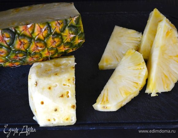 Подготовить ананас. Нам понадобится только половина не очень большого ананаса. Но, стоит помнить, что количество всех ингредиентов можно менять по своему усмотрению...