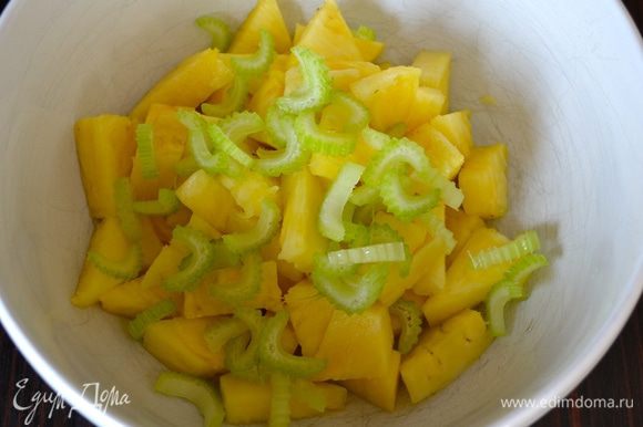Нарезать стебель сельдерея и добавить к ананасу.