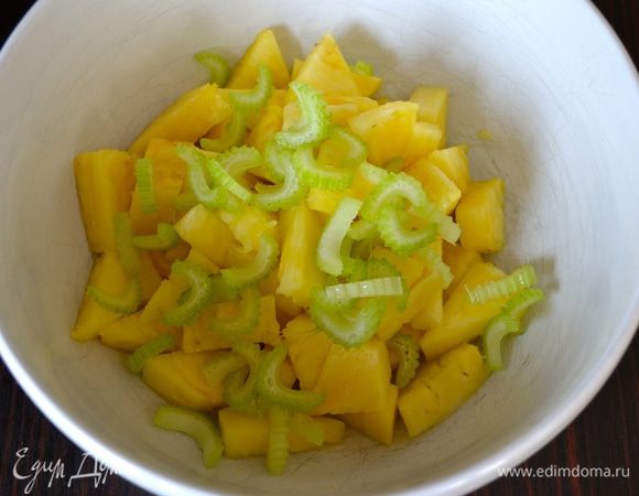 Нарезать стебель сельдерея и добавить к ананасу.