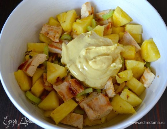 Добавить туда же курицу. Для заправки смешать ложку майонеза и ложку карри-соуса (в оригинале - горчица), выложить в салат и перемешать. Можно дать настояться в холодильнике.