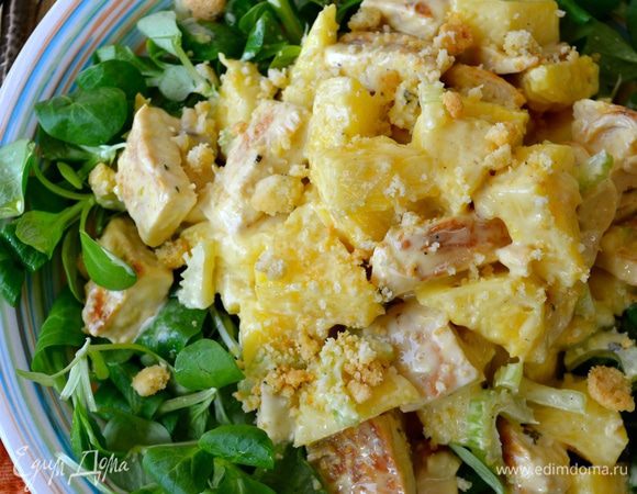 Сверху выложить салат и присыпать его ароматной крошкой (рецепт приготовления крошки в рецепте "Овощной крамбл" http://www.edimdoma.ru/retsepty/74253-ovoschnoy-krambl ) Вместо такой крошки можно использовать хлебный мякиш, который надо предварительно измельчить в блендере, а после обжарить на сухой сковороде.