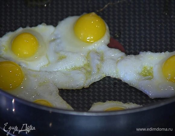 Разогреть отдельную сковороду, смазав ее при помощи кисточки оставшимся оливковым маслом, пожарить глазунью из перепелиных яиц, переложить ее на тарелку и посолить.