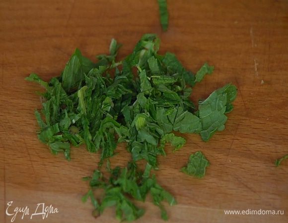 Листья мяты мелко порубить.