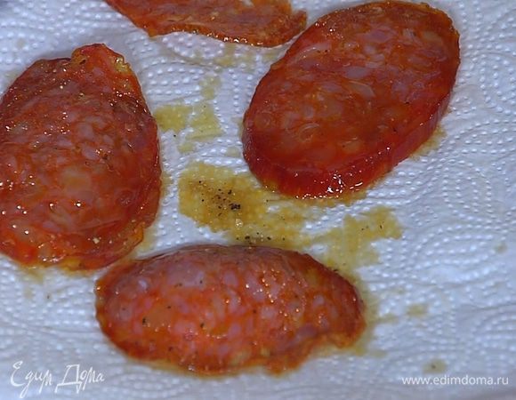 Обжаренную колбасу выложить на бумажное полотенце, чтобы удалить излишки жира.