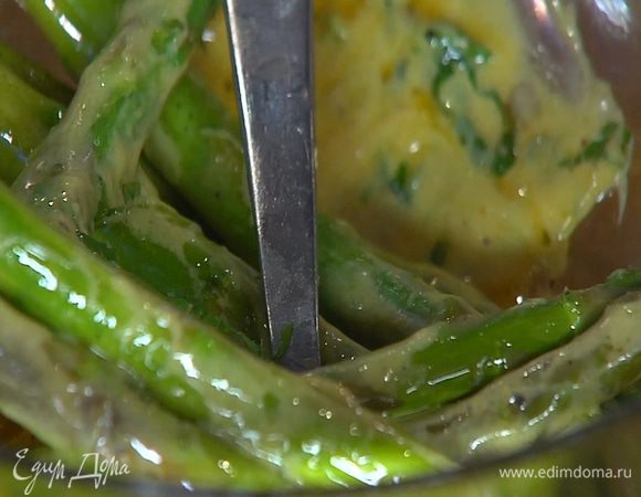 Теплую спаржу переложить в глубокую посуду, полить маслом, в котором она жарилась, и горчичным соусом, все перемешать.