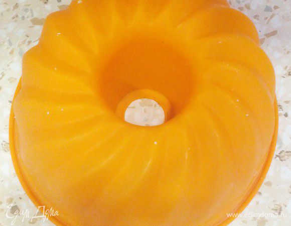 Готовим форму для торта. 
Внимание, счастливым обладательницам вот такой силиконовой гнущейся формы повезло! С её помощью получается торт такой формы, как на основном фото. 
Но и если такой формы нет, ничего. Вы можете сделать в пиалах юбки, а в бокалах туловища, соединить по две половинки как песочные часы, склеить сахарным сиропом, сделать голову, личико и у вас получатся миниатюрные "дамочки"
А можно просто сделать торт в любой пиале, форме, он всё равно выйдет красивым!
Я покажу приготовление в силиконовой форме.
