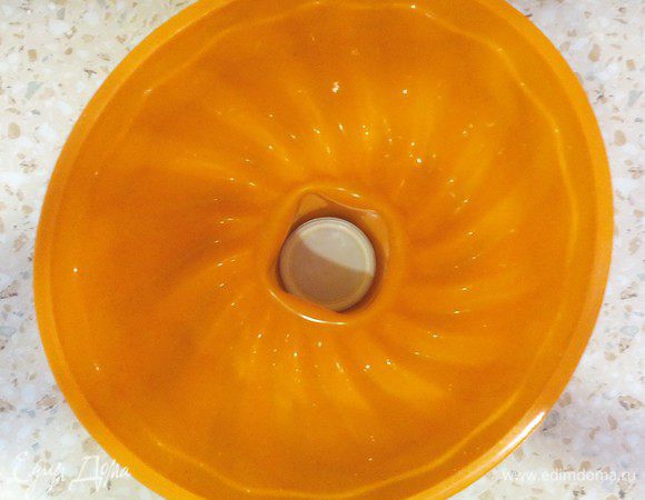 Переворачиваем и вставляем на дно крышечку (у меня подошла от пюре)