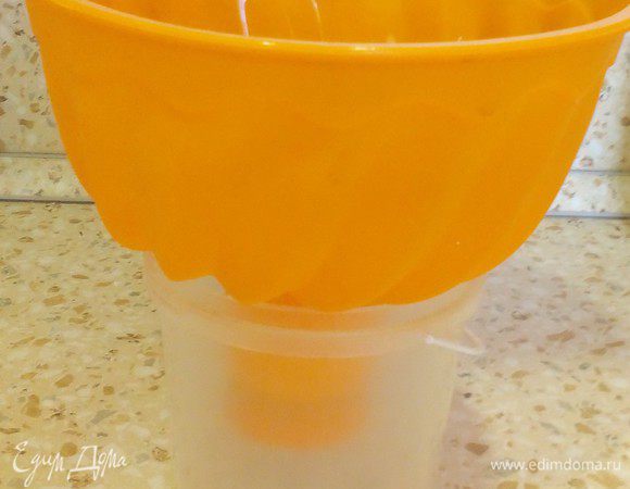 И устанавливаем форму в ёмкость так, чтобы форма опиралась на края ёмкости. Я использовала маленькое пластмассовое ведёрко типа из-под майонеза :)