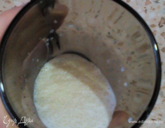 Замачиваем желатин.
Внимание! Шаги разделены по группам: разные слои торта. Но я рекомендую для удобства сразу замочить желатин для всех слоёв. Так процесс будет быстрее. 
Чтобы не запутаться, поставьте ёмкости с замоченным желатином для разных слоёв в таком порядке: для творожного; для кофейного; для шоколадного; для макового желе. И, когда готовите каждый слой, берите соответствующую ёмкость с желатином.

Для творожного слоя: 20 г желатина (2 ст.л) замачиваем в 150 мл холодного молока и оставляем примерно на 15 мин. Он сильно разбухнет, всё нормально. Я никогда не замачиваю как на упаковке написано: 1 ст.л в стакане кипятка на 2 часа, но всё получается. На фото желатин в молоке для творожного желе.