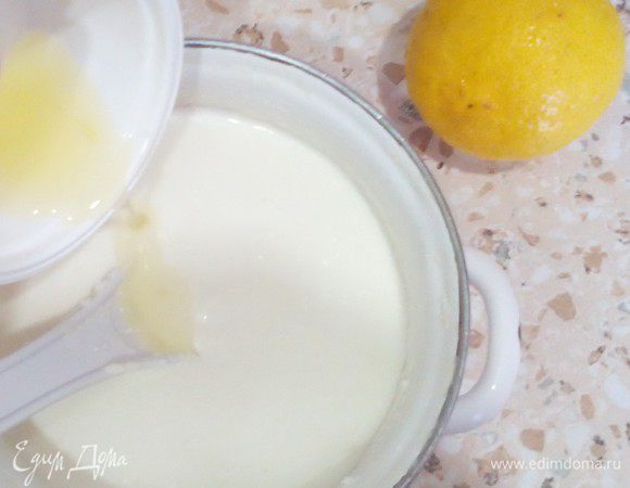 В это время в блендере или миксером взбиваем 450 г творога, 150 мл молока, 100-150 г сахара (кол-во можете отрегулировать, попробовав массу на вкус - добавьте немного, если хотите), 1-2 г ванилина.
Если бы я готовила не на Слим-конкурс, с удовольствием бы добавила (и вам советую) сметаны около 3 сл. л. Но мы этот шаг упустим, да ;)
Я взбивала в два приёма (т.к. блендер небольшой) и смешала всё в кастрюльке. Можно добавить 1-2 ст. л лимонного сока.