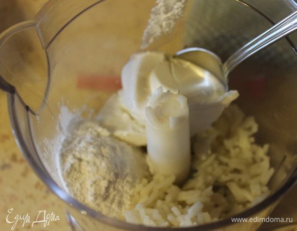 В блендер положить рикотту, риса полпакетика, сахарную пудру и ванильный сахар. Измельчить в кашицу.