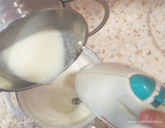 Растапливаем в маленькой кастрюльке на МАЛЕНЬКОМ огне желатин до растворения крупинок, помешивая.
Взбивая миксером или венчиком-блендером творожную массу, льём растопленный желатин. Всё взбиваем. Можно подольше, минут 5, тогда будет что-то вроде нежного суфле!
