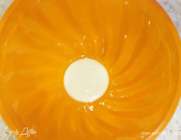 Выливаем в форму столько массы, чтобы она только заполнила узкое углубление до края. Удобно делать это половником или маленькой поварёшкой.

Ставим в холодильник "схватиться", у меня ушло около 20-30 мин, может меньше :)
