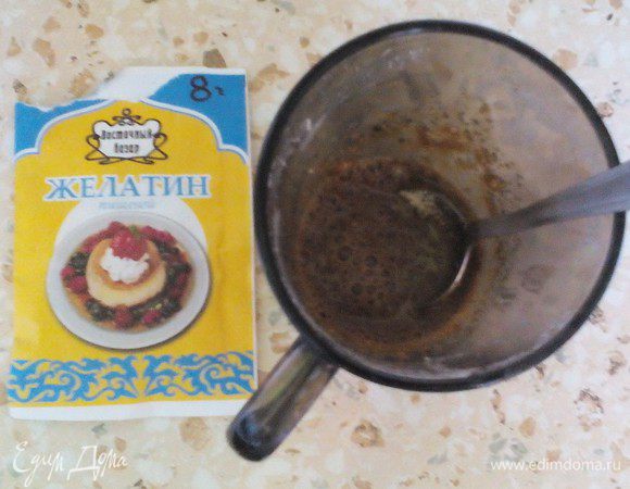 Дальше готовим кофейный слой.
Берём 50 мл. молока. Буквально 1 ст.л молока подогреть в микро. Растворить в нём 1 ст.л кофе, влить остальное холодное молоко, всыпать желатин и набухать на 15 мин (я писала выше, что лучше сразу в начале это делать).

Отдельно 150 мл молока подогреть (чтобы сахар/сгущёнка растворились)+50 г сгущёнки или 1 ст.л сахара на выбор (у меня домашняя вареная сгущенка) перемешать. Тоже можно взбить, напитать воздухом, чтобы было нежнее, хотя не обязательно.