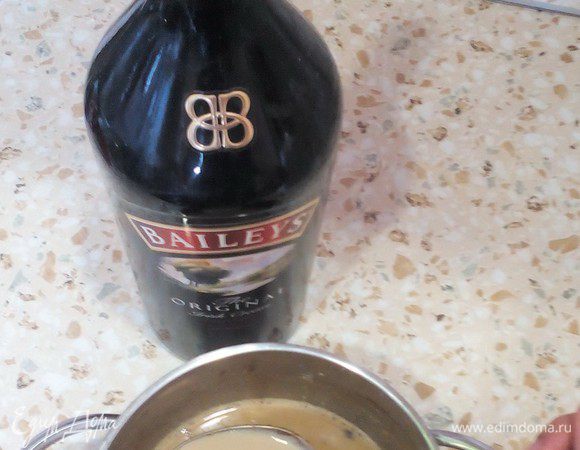 Растопить желатин, влить к нему кофейную смесь, перемешивая, добавить по желанию ликёр.
Если смесь очень тёплая, охладить!