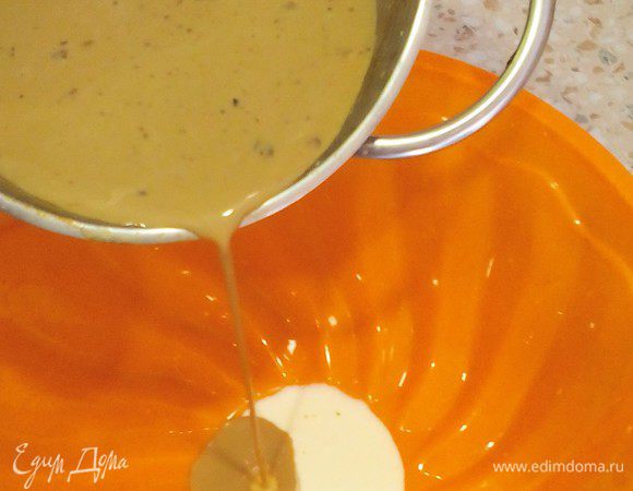 Достаём форму, творожное желе схватилось, заливаем сверху ХОЛОДНУЮ кофейную смесь и в холодильник на 30-40 мин или больше. Жидкое дольше застывает.

Далее отдыхаем :) 