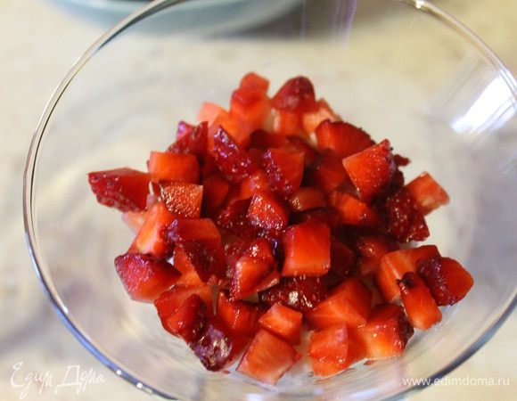 Две клубники нарезать мелкими кубиками.
