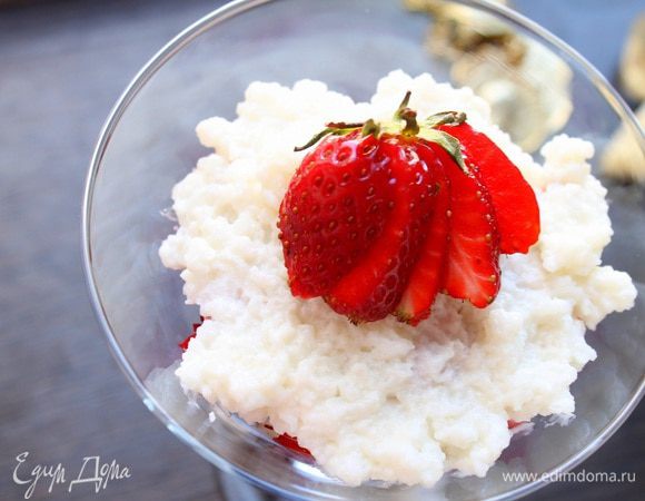 На дно бокалов кладем растопленный шоколад, потом 1 ч.л. риса с рикоттой, далее клубнику, нарезанную кубиками, и опять слой риса и рикотты. Сверху украсить целыми клубничками.