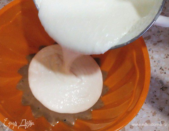 Если оставшаяся часть творожной массы (в кастрюльке) густеет, можно помешать и немного подогреть.
Выливаем холодную творожную массу на кофейное желе и в холодильник на 20-30 мин.