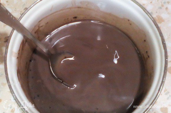 Шоколадный слой 50 мл молока+желатин на 15 мин набухать (вначале). 250 мл молока+сахар, ванилин нагреть в микроволновке до растворения сахара. В миску насыпать какао, влить несколько ст.л горячего молока из микроволновки и тщательно размешать. Влить остальное молоко