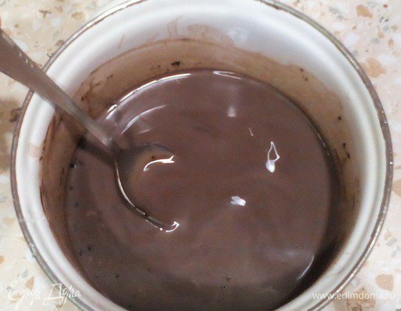 Шоколадный слой
50 мл молока+желатин на 15 мин набухать (вначале).

250 мл молока+сахар, ванилин нагреть в микроволновке до растворения сахара.

В миску насыпать какао, влить несколько ст.л горячего молока из микроволновки и тщательно размешать. Влить остальное молоко