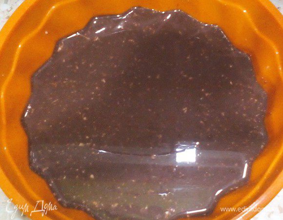 Растворённый в молоке и подогретый желатин влить, перемешивая.

Вылить холодную массу в форму застывать.