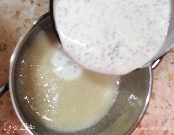 Подогреваем желатин, смешиваем массу с ним (я слегка и массу подогрела в микро).
Выливаем остывшим и оставляем застывать. 