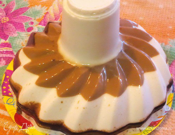 Полностью застывший торт достаем аккуратно, приложив к последнему слою с маком плоское блюдо, отделив желе от краев формы и перевернув.
Какая красота получилась, правда?
