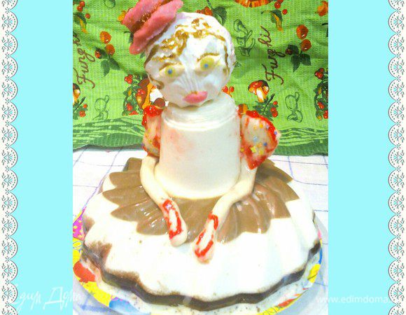 Теперь самое сложное на мой взгляд - это украсить!
Я сделала мастику из сгущёнки, скатала голову, но она упорно растекалась даже в морозилке! Буду делать мастику из маршмеллоу в следующий раз.
Руки получились не такими тяжёлыми и объёмными, но тоже растекались (я вставила их зубочистками).

А потом решила сделать проще...
Прикрепила голову из зефира и шляпку из марципана на зубочистки, приклеила пищевыми гелями для кондитера глаза и губки и волосы ими нарисовала.
(Шляпку делайте полую, чтобы она не клонила верх барышни в сторону)