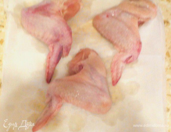 Размораживаем и моем крылышки, кладём на 3 слоя салфеток или бумажное полотенце (у меня его не было), накрываем ещё салфетками/полотенцем и промакиваем.