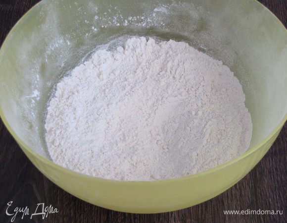 В емкости смешать все сухие ингредиенты - просеянную муку, соль, дрожжи и сахар.