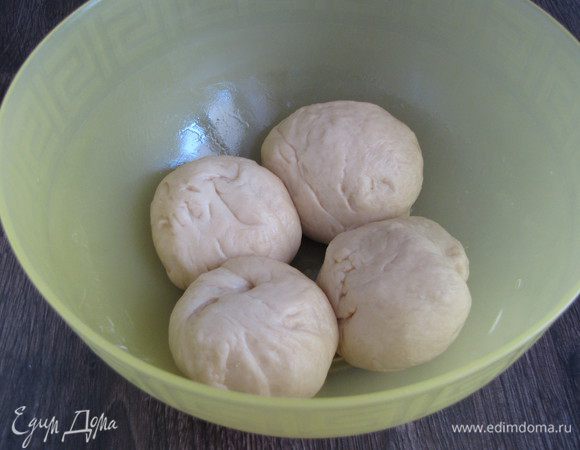 Готовое тесто обмять и разделить на 4 части.