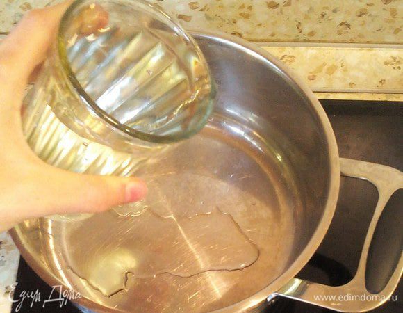 В небольшую кастрюльку (не узкую, у меня диаметр 16 см) налить воду, вскипятить