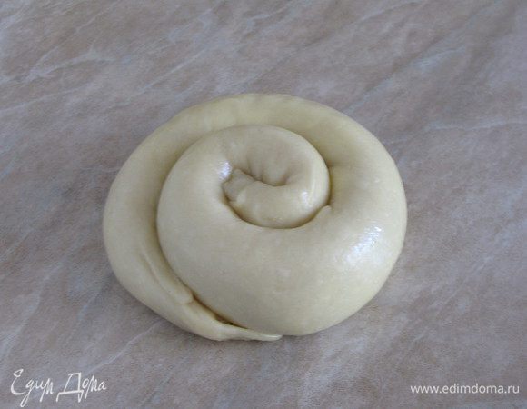 Свернуть тесто рулетом, рулет закрутить в виде улитки.