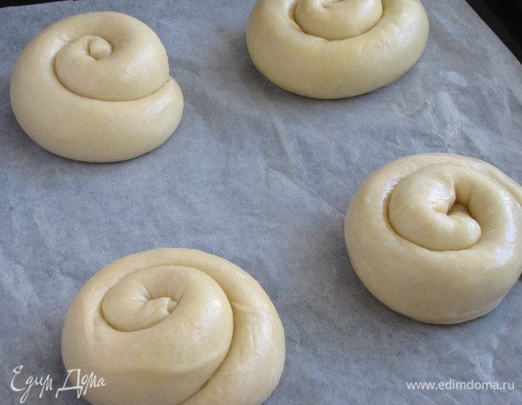 Выложить булочки на противень, застеленный пекарской бумагой, смазанной маслом. Оставить на полчаса для подъема. Выпекать булочки при 180C 20 минут.