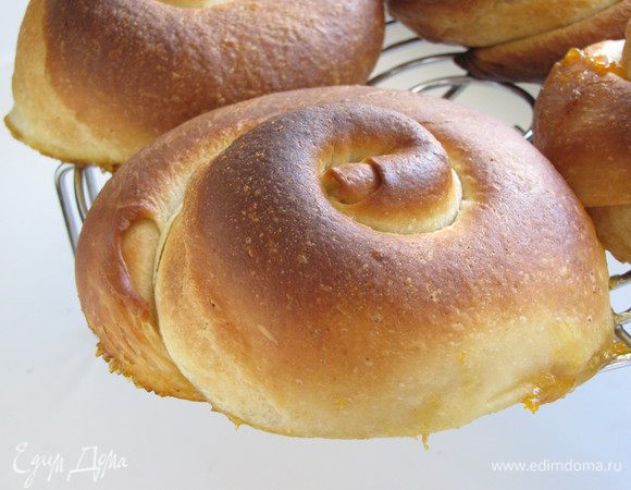 Готовые булочки остудить на решетке.