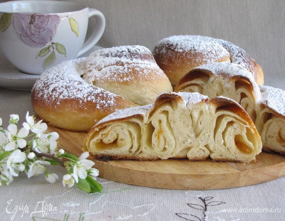 Остывшие булочки присыпать сахарной пудрой. Наливать чай и наслаждаться! Приятного чаепития!