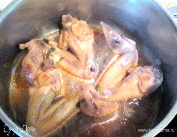 Крылышки положить в кастрюлю с закипевшей водой, специи и порезанную мелко черемшу или свежий зелёный лук, ему как раз уже сезон ;) Можно чуть-чуть уменьшить огонь.
