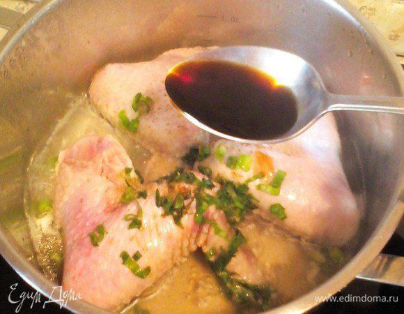 Налить 2 ст.л. соевого соуса.