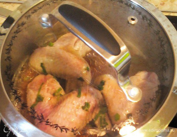 Тушить под крышкой 25-30 минут. Можно через первые 15 минут перевернуть крылышки.