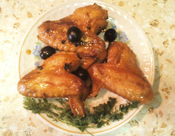 Крылышки готовы! Подавать с любым гарниром, полив соусом.